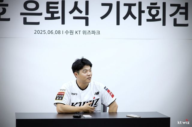 지난 시즌을 끝으로 그라운드를 떠난 KT 조용호가 8일 수원KT위즈파크에서 열린 은퇴식을 앞두고 취재진과 인터뷰하고 있다. 사진제공｜KT 위즈