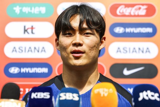 축구국가대표팀 오현규가 8일 파주NFC에서 환한 표정으로 취재진과 인터뷰를 하며 북중미월드컵 도전과 태극마크에 대한 솔직한 속내를 전하고 있다. 파주｜뉴시스