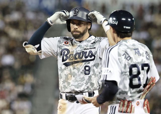 두산 외국인타자 제이크 케이브(왼쪽)의 가장 큰 매력은 남다른 열정이다. 과감한 주루로 분위기를 끌어올리는 것도 그의 몫이다. 조성환 두산 감독대행은 선수들을 향해 “케이브의 플레이를 하나도 빼놓지 말고 눈에 담으라”는 메시지를 전했다. 뉴시스