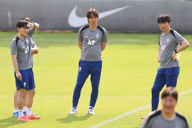 홍명보 감독(가운데)을 비롯한 대표팀 코칭스태프가 8일 파주NFC에서 진행된 훈련을 지켜보며 쿠웨이트와 북중미월드컵 아시아 최종예선 마지막 홈경기에 대한 구상을 하고 있다. 파주｜뉴시스