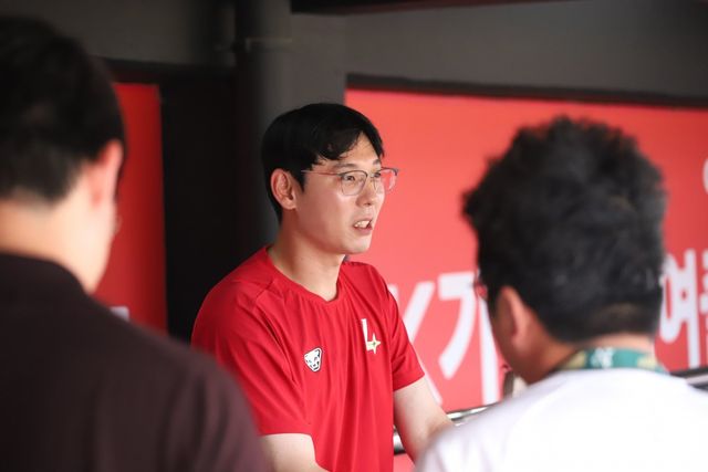 NC에서 SSG로 트레이드된 김성욱이 8일 수원 KT전을 앞두고 취재진과 인터뷰하고 있다. 사진제공｜SSG 랜더스