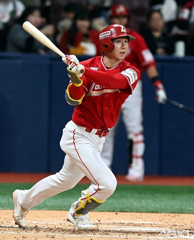 SSG 박성한이 8일 수원KT위즈파크에서 열린 KT와 원정경기에서 3차례 출루하며 팀의 승리를 이끌었다. 지난달까지 타격 부진에 시달렸던 박성한은 이달 들어 반등의 조짐을 보이고 있다. 스포츠동아DB