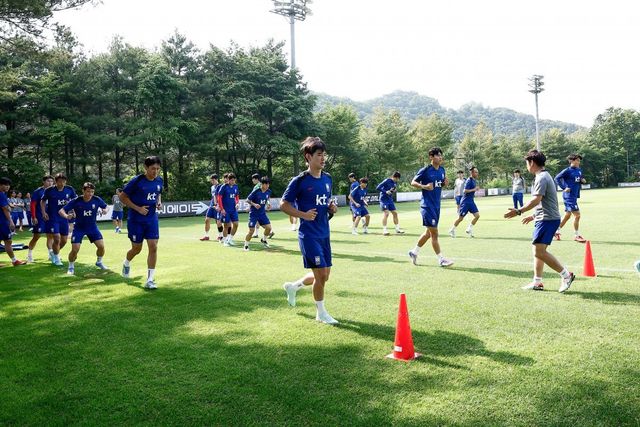 홍명보 감독이 이끄는 축구국가대표팀 선수들이 8일 파주국가대표트레이닝센터에서 10일 쿠웨이트전 대비 훈련을 하고 있다. 홍 감독은 쿠웨이트전과 다음달 E-1 챔피언십에서도 치열한 경쟁을 시사했다. 사진제공│대한축구협회