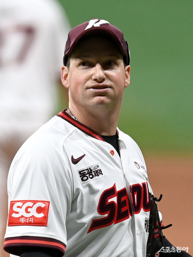 키움 케니 로젠버그가 8일 1군 엔트리에서 말소됐다. 지난 6일 LG전에서 느낀 고관절 통증으로 인해 당분간 주사 및 약물 치료에 집중한다. 키움은 라울 알칸타라의 팀 합류로 선발진 운영에 숨통이 트였지만, 로젠버그의 1군 말소로 또다시 전력 공백이 발생했다. 스포츠동아DB