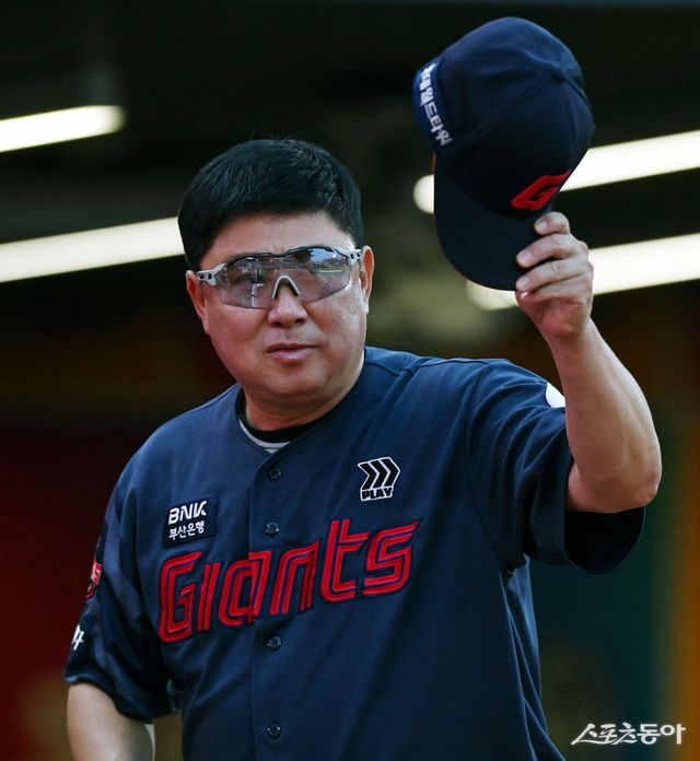 롯데 김태형 감독은 8일 잠실 두산전에서 4-2로 승리한 뒤 “부상자들이 많은 와중에 젊은 야수들이 빈자리를 잘 메웠다”고 칭찬했다. 스포츠동아 DB