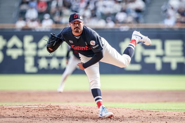 롯데 외국인투수 알렉 감보아가 연속경기 QS를 작성하며 2승째를 따냈다. 8일 잠실 두산전에서도 6.2이닝 4안타 2볼넷 5탈삼진 2실점의 호투를 펼쳐 팀의 4-2 승리를 이끌고 2승째를 따냈다. 사진제공｜롯데 자이언츠