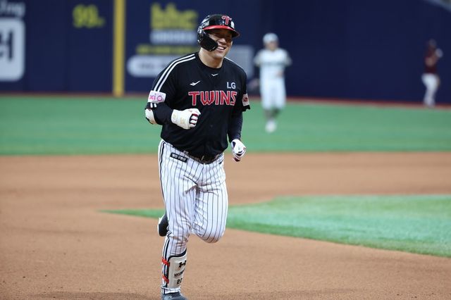 LG 김현수가 8일 고척 키움전에서 7회초 우월 2점 홈런을 터트린 뒤 환하게 웃으며 그라운드를 돌고 있다. 이날 김현수는 4타수 2안타(1홈런) 3타점 1득점 맹활약으로 팀의 7-1 승리를 이끌었다. 사진제공｜LG 트윈스