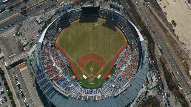 8일 잠실 롯데-두산전이 전석 매진됐다. 두산은 3일 잠실 KIA전부터 6연속 홈경기 매진을 기록했다. 뉴시스