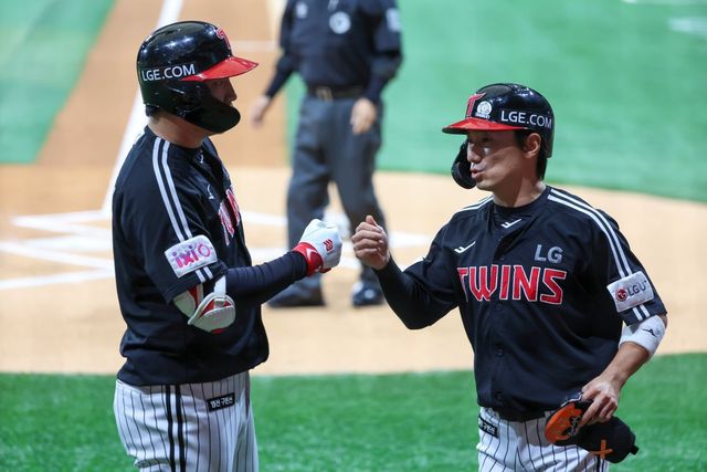 LG 신민재(오른쪽). 사진제공｜LG 트윈스