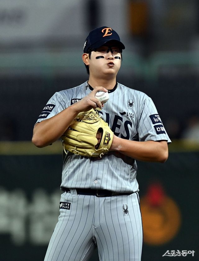 한화 김서현이 2025 KBO 올스타전 베스트12 1차 팬 투표 중간 집계에서 득표 1위를 차지했다. 김서현은 전체 137만2012표 중 약 50.6%의 득표율인 69만4511표를 받았다. 스포츠동아DB