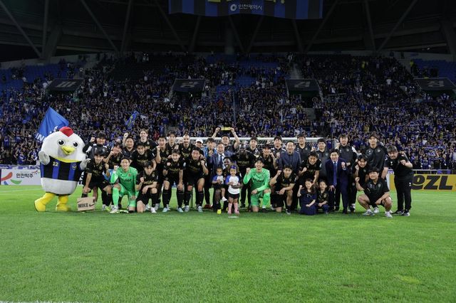 인천 선수들이 8일 부천과 홈경기에서 1-0 승리한 뒤 기념촬영을 하고 있다. 사진제공｜한국프로축구연맹