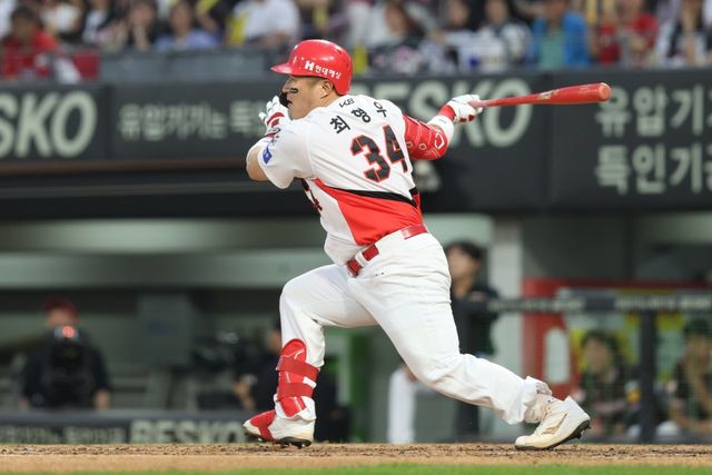 KIA 최형우의 5월은 누구보다 뜨거웠다. 5월 월간 MVP로 선정돼 역대 최다, 최고령 기록을 새롭게 썼다. 사진제공｜KIA 타이거즈