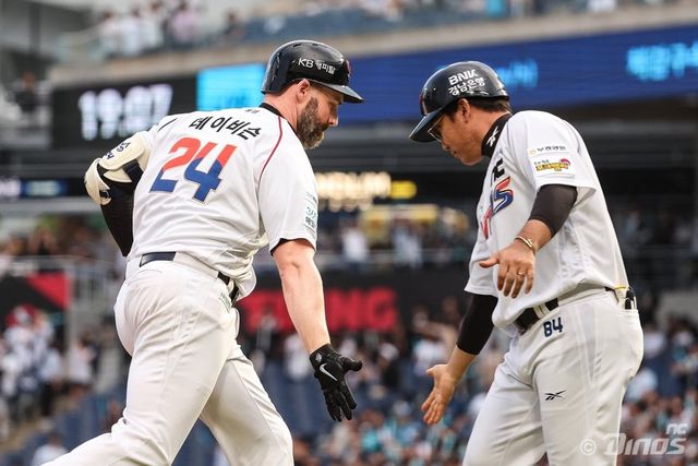 NC 데이비슨(왼쪽)은 부상에서 회복한 뒤 홈런 페이스를 끌어올리고 있다. 그는 지난해 홈런왕으로서 2년 연속 홈런왕에 도전한다. 사진제공｜NC 다이노스