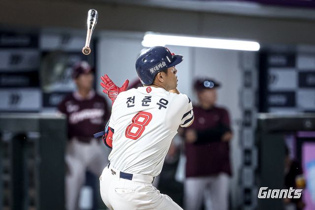 롯데 전준우가 4일 사직구장에서 열린 키움과 홈경기 7회말 무사 1루서 좌익수 키를 넘기는 2루타로 통산 2000안타를 달성하고 있다. 사진제공｜롯데 자이언츠