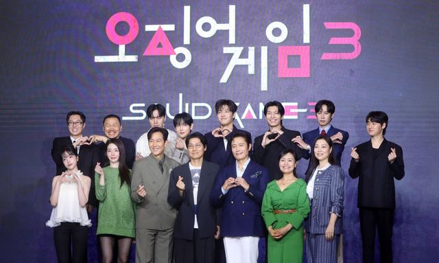 [서울=뉴시스] 김혜진 기자 = 황동혁 감독을 비롯한 출연자들이 9일 오전 서울 용산구 드래곤시티에서 열린 넷플릭스 시리즈 오징어게임 시즌3(감독 황동혁) 제작발표회에서 포즈를 취하고 있다. 왼쪽 윗줄부터 시계방향으로 노재원, 양동근, 이진욱, 임시완, 강하늘, 위하준, 박성훈, 이다윗, 채국희, 강애심, 이병헌, 황동혁 감독, 이정재, 박규영, 조유리. 2025.06.09. jini@newsis.com