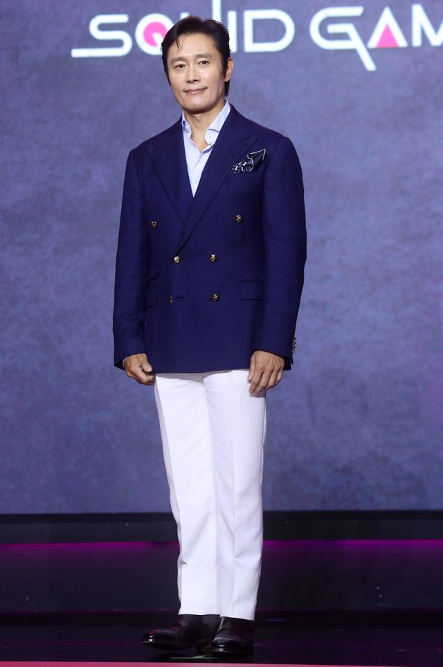 [서울=뉴시스] 김혜진 기자 = 배우 이병헌이 9일 오전 서울 용산구 드래곤시티에서 열린 넷플릭스 시리즈 오징어게임 시즌3(감독 황동혁) 제작발표회에서 포즈를 취하고 있다. ‘오징어 게임3’는 자신만의 목적을 품고 다시 참가한 게임에서 가장 친한 친구를 잃고 만 기훈(이정재)과 정체를 숨긴 채 게임에 숨어들었던 프론트맨(이병헌), 잔인한 게임 속에서 살아남은 참가자들의 마지막 운명을 그린 이야기로 오는 넷플릭스에서 27일 공개된다. 2025.06.09. jini@newsis.com