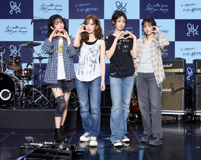 9일 세 번째 미니앨범 ‘난 네 편이야, 온 세상이 불협일지라도’로 컴백한 걸그룹 QWER(쵸단, 마젠타, 히나, 시연)이 자작곡과 라이브 무대로 성장형 밴드의 면모를 입증했다. 사진제공 | 타마고 프로덕션