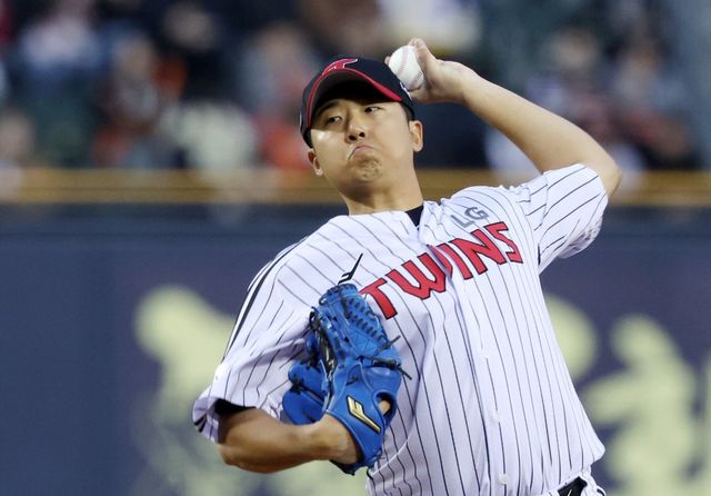 LG 송승기는 9일까지 7승3패 평균자책점(ERA) 2.30을 기록해 시즌 10승을 눈앞에 뒀다. ERA 부문에서도 국내 투수 1위에 올라 투수 후보군 중에선 가장 눈부신 경쟁력을 보이고 있다. 타자 후보 가운데 가장 독보적인 KT 안현민과의 경쟁이 높은 관심을 끌고 있다. 뉴시스