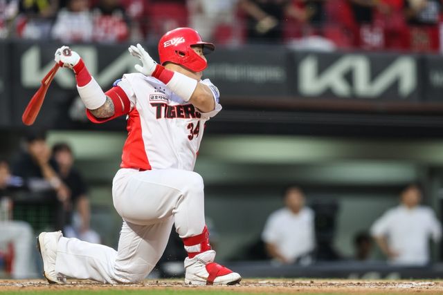 KIA 최형우의 5월은 누구보다 뜨거웠다. 5월 월간 MVP로 선정돼 역대 최다, 최고령 기록을 새롭게 썼다. 사진제공｜KIA 타이거즈