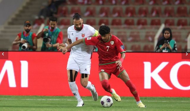 오만 공격수 이삼 알수비(오른쪽)가 6일(한국시간) 요르단과 홈경기에서 야잔 알아랍을 상대로 드리블을 시도하고 있다. 사진출처｜AFC 홈페이지