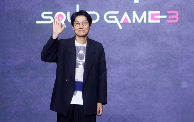 [서울=뉴시스] 김혜진 기자 = 황동혁 감독이 9일 오전 서울 용산구 드래곤시티에서 열린 넷플릭스 시리즈 오징어게임 시즌3(감독 황동혁) 제작발표회에서 포즈를 취하고 있다. ‘오징어 게임3’는 자신만의 목적을 품고 다시 참가한 게임에서 가장 친한 친구를 잃고 만 기훈(이정재)과 정체를 숨긴 채 게임에 숨어들었던 프론트맨(이병헌), 잔인한 게임 속에서 살아남은 참가자들의 마지막 운명을 그린 이야기로 오는 넷플릭스에서 27일 공개된다. 2025.06.09. jini@newsis.com