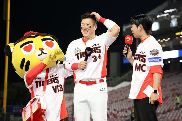 KIA 최형우(가운데)의 5월은 누구보다 뜨거웠다. 5월 월간 MVP로 선정돼 역대 최다, 최고령 기록을 새롭게 썼다. 사진제공｜KIA 타이거즈