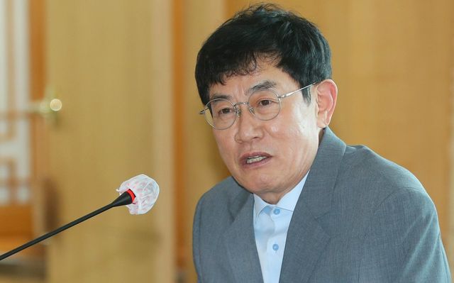 [서울=뉴시스] 김혜진 기자 = 방송인 이경규가 30일 오후 서울 중구 동국대학교에서 열린 건학 120주년 홍보대사 위촉식에서 인사말을 하고 있다. 2025.05.30. jini@newsis.com