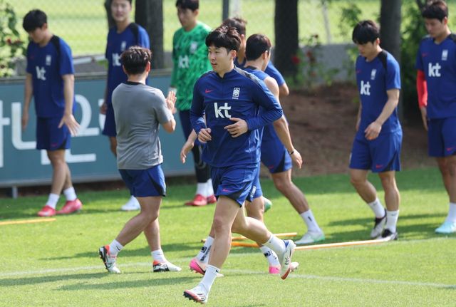 축구대표팀 주장 손흥민(가운데)이 8일 파주NFC에서 진행된 훈련 도중 가벼운 러닝으로 몸을 풀고 있다. 발바닥 부상을 안고 있는 그는 선발보다는 교체 출전에 무게가 실린다. 파주｜뉴시스