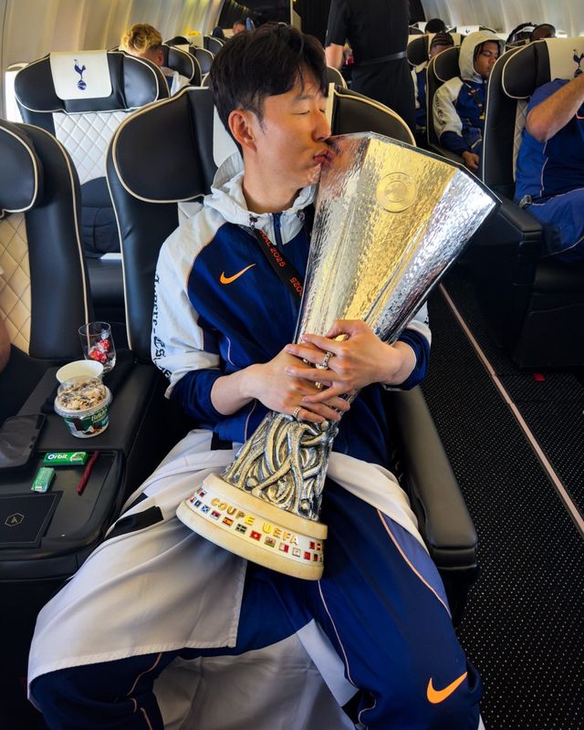 토트넘에서 10년간 헌신했고, 지난 시즌 UEL 트로피까지 안긴 주장 손흥민의 거취에 시선이 쏠리는 2025년 여름이다. 계약만료가 1년 앞으로 다가온 가운데 사우디아라비아 복수의 구단들이 강한 관심을 보이고 있어 행선지에 관심이 모아진다. 사진출처｜토트넘 홋스퍼 페이스북