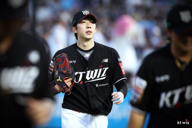 KT 오원석이 구단 역대 국내 좌완 한 시즌 최다승을 달성했다. 오원석이 지난달 28일 사직구장에서 열린 롯데와 원정경기에 선발등판해 6이닝 무실점 역투를 펼친 뒤 마운드에서 내려오고 있다. 사진제공｜KT 위즈