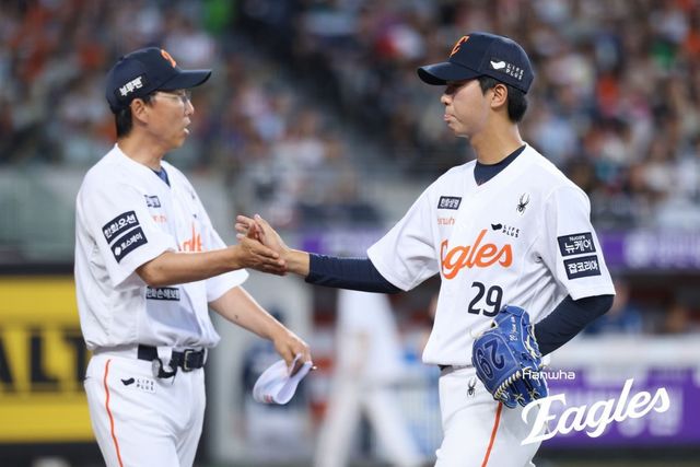 한화 황준서(오른쪽). 사진제공｜한화 이글스