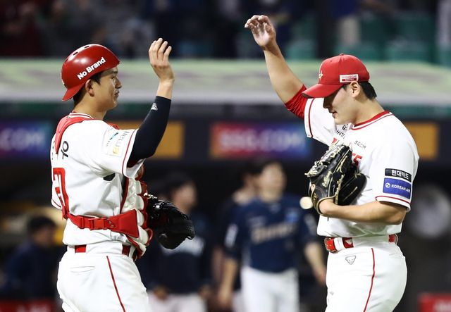 SSG 포수 조형우(왼쪽)는 올해 공수에서 한 단계 성장했다. 팀을 넘어 한국 야구의 안방을 책임질 재목으로 많은 기대를 받고 있다. 사진제공｜SSG 랜더스