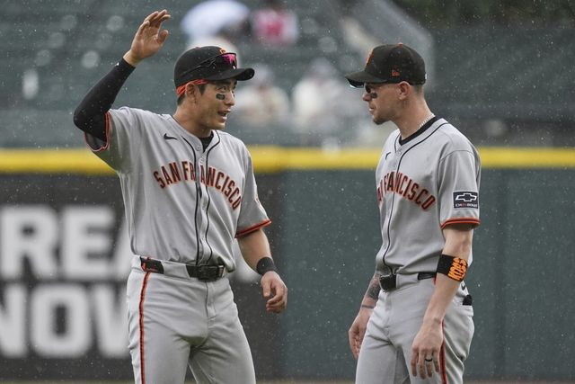 샌프란시스코 이정후(왼쪽)와 크리스천 코스가 지난달 30일(한국시간) 레이트 필드에서 열린 시카고 화이트삭스와 원정경기를 앞두고 함께 몸을 풀고 있다. 시카고(미 일리노이주)｜AP뉴시스