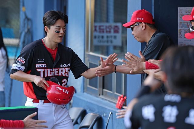 KIA 박민(왼쪽)은 사구 트라우마를 극복하고, 타석에서 결과를 만들어내고 있다. 박민의 활약은 내야진에 큰 힘이 되고 있다. 사진제공｜KIA 타이거즈