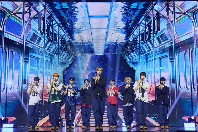 데뷔 곡은 ‘그곳에서 다시 만나기로 해.’ 5세대 아이돌 필살기로 꼽히는 ‘청량 미’는 다만 외모로만 남긴 채 사뭇 진지함마저 전해지는 ‘밴드곡’을 들고 나온 게 도리어 이목을 사로잡았다. 사진제공|F&F엔터테인먼트