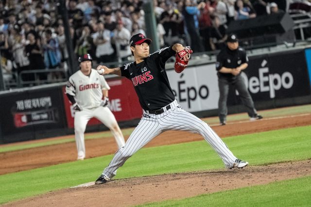 LG 이정용이 1일 사직구장에서 열린 롯데전에서 팀 2번째 투수로 등판해 힘차게 공을 던지고 있다. 이정용은 2이닝 무실점 호투로 팀의 3-2 승리를 이끌었다. 시즌 2승째를 챙기며 LG 불펜의 든든한 기둥으로 우뚝 섰다. 사진제공｜LG 트윈스