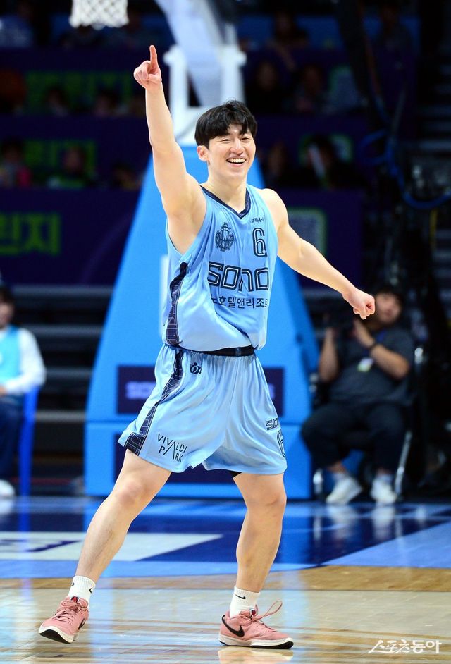 소노 이정현은 예비 FA가 아님에도 2024~2025시즌 보수 총액 5억 원을 받게 됐다. 소노 구단이 그엑에 거는 기대치가 반영된 결과다. 스포츠동아DB