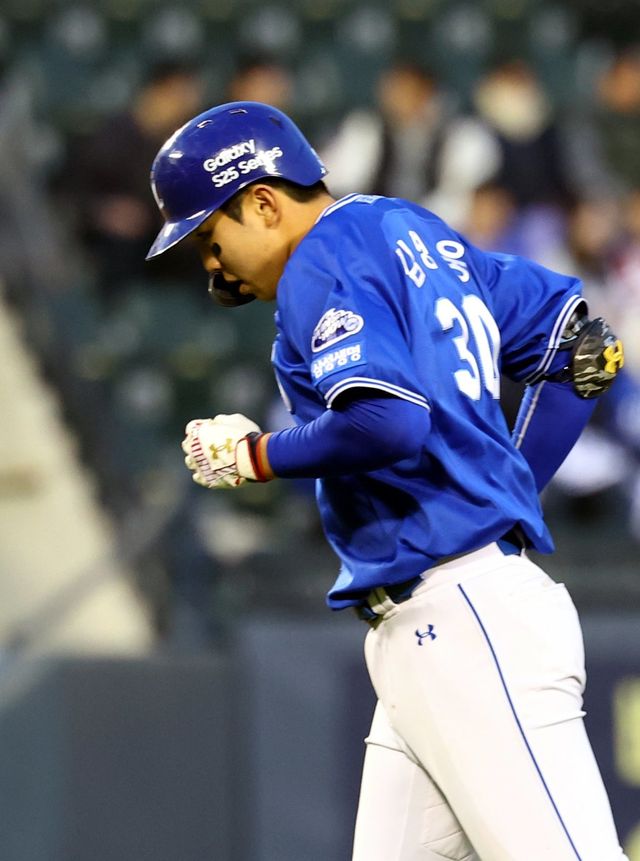 삼성 라이온즈 김영웅이 1일 잠실 두산전에 앞서 1군에 등록됐다. 김영웅은 지난달 15경기에서 타율 0.184의 부진으로 엔트리에서 제외됐고, 5차례 2군경기에서 19타수 7안타를 뽑으며 타격감이 회복됐음을 알렸다. 뉴시스