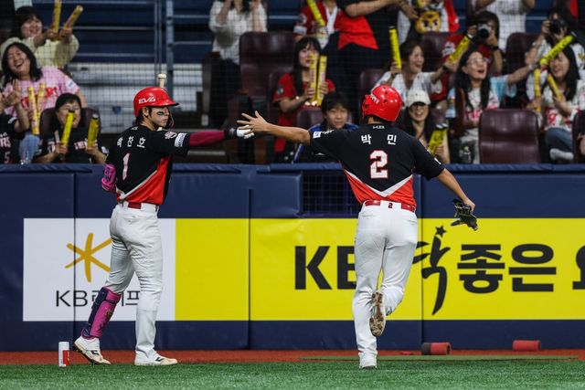 KIA 박민(오른쪽)은 사구 트라우마를 극복하고, 타석에서 결과를 만들어내고 있다. 박민의 활약은 내야진에 큰 힘이 되고 있다. 사진제공｜KIA 타이거즈