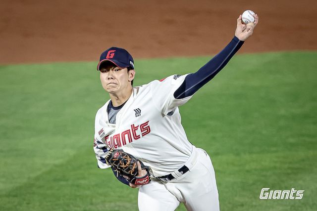 롯데 홍민기가 1일 사직구장에서 열린 LG전에 팀 3번째 투수로 나서 힘차게 공을 던지고 있다. 홍민기는 이날 1.2이닝 무실점을 기록했다. 폭투와 적시타 등을 내줘 힘든 순간을 맞이하기도 했지만, 자신의 공을 끝까지 던지며 롯데 불펜의 미래를 밝게 했다. 사진제공｜롯데 자이언츠