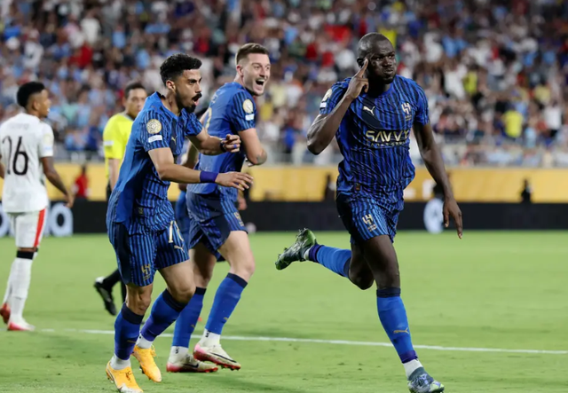 알힐랄 쿨리발리(오른쪽 끝)가 1일(한국시간) 미국 플로리다주 올랜도의 캠핑월드스타디움에서 벌어진 맨체스터시티와 클럽월드컵 16강전에서 2-2로 맞선 연장 전반 4분 역전 골을 터트린 뒤 기뻐하고 있다. 알힐랄은 맨시티를 4-3으로 꺾는 이변을 연출했다. 사진출처│클럽월드컵 홈페이지