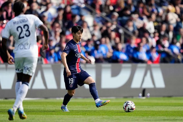 PSG 이강인의 거취는 프랑스 현지에서도 초미의 관심사다. 현지 매체에선 그의 거취가 불투명하다는 사실을 지목하면서도, 매각 가능성을 점치기 힘들다고 분석했다. AP뉴시스