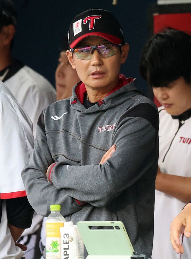 염경엽 LG 감독은 7월을 시작하며 “6월엔 야구가 진짜 안 풀렸다”고 토로했다. LG가 올해 월간 승률 5할을 기록하지 못한 건 지난 6월이 처음이다. 그는 “한달이 안 좋았으니 (앞으로) 한달이 좋을 수 있다”며 긍정적인 메시지를 선수단에 전달했다. 뉴시스