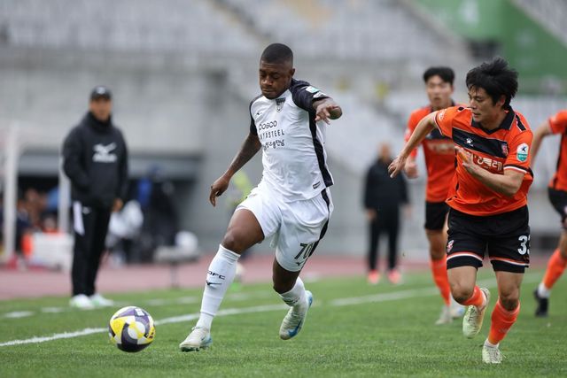 전남 레안드로(왼쪽)가 성남으로 향한다. K리그 경력직 외국인인 그는 올해로 K리그 6년차다. ‘외국인 선수는 코칭스태프가 직접 눈으로 확인한 선수를 영입해야 한다’는 전경준 성남 감독의 방침이 영입에 영향을 끼친 것으로 전해졌다. 사진제공│한국프로축구연맹