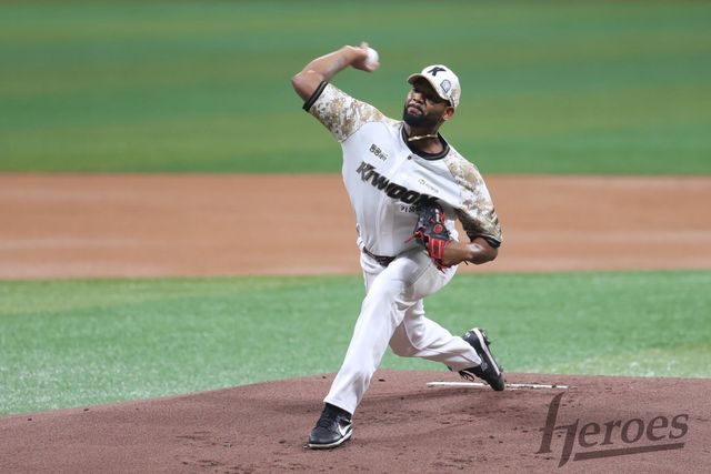 키움은 새롭게 합류한 알칸타라가 자리를 잡은 6월부터 선발진의 무게감이 달라졌다. 이제는 무혈입성이 아닌 경쟁을 통해 자리를 잡아야 한다. 미래를 봤을 때도 의미가 큰 긍정적 변화다. 사진제공｜키움 히어로즈