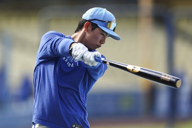 Los Angeles Dodgers‘ Hyeseong Kim swings during batting practice before a baseball game against the San Francisco Giants in Los Angeles, Saturday, June 14, 2025. (AP Photo/Jessie Alcheh)
