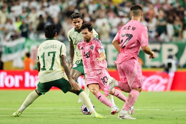 MLS 인터 마이애미에서 활약하는 리오넬 메시는 2026북중미월드컵에서 조국의 타이틀 수성에 힘을 보태기 위해 유럽 단기 복귀를 고려하고 있는 것으로 전해진다. 사진출처｜FIFA 페이스북