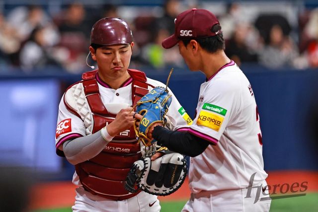 키움 투수 박윤성(오른쪽)은 1군 2년차인 올해 추격조에서 준필승조까지 성장하며 불펜진에 활력을 불어넣고 있다. 사진제공｜키움 히어로즈