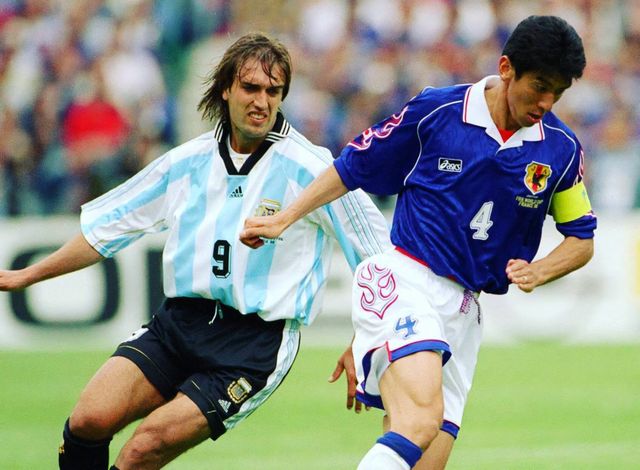 일본대표팀에서 122경기를 소화한 이하라 마사미 전 가시와 감독(오른쪽)은 1998프랑스월드컵에서도 활약한 바 있다. 선수부터 지도자까지 모든 커리어를 일본 J리그에서만 이어온 그는 수원 삼성 전술코치로 합류한다. 사진출처｜FIFA 인스타그램