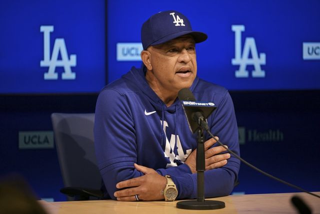 데이브 로버츠 다저스 감독이 다저스타디움의 인터뷰실에서 진행된 기자회견에서 질문에 답하고 있다. LA(미 캘리포니아주)｜AP뉴시스